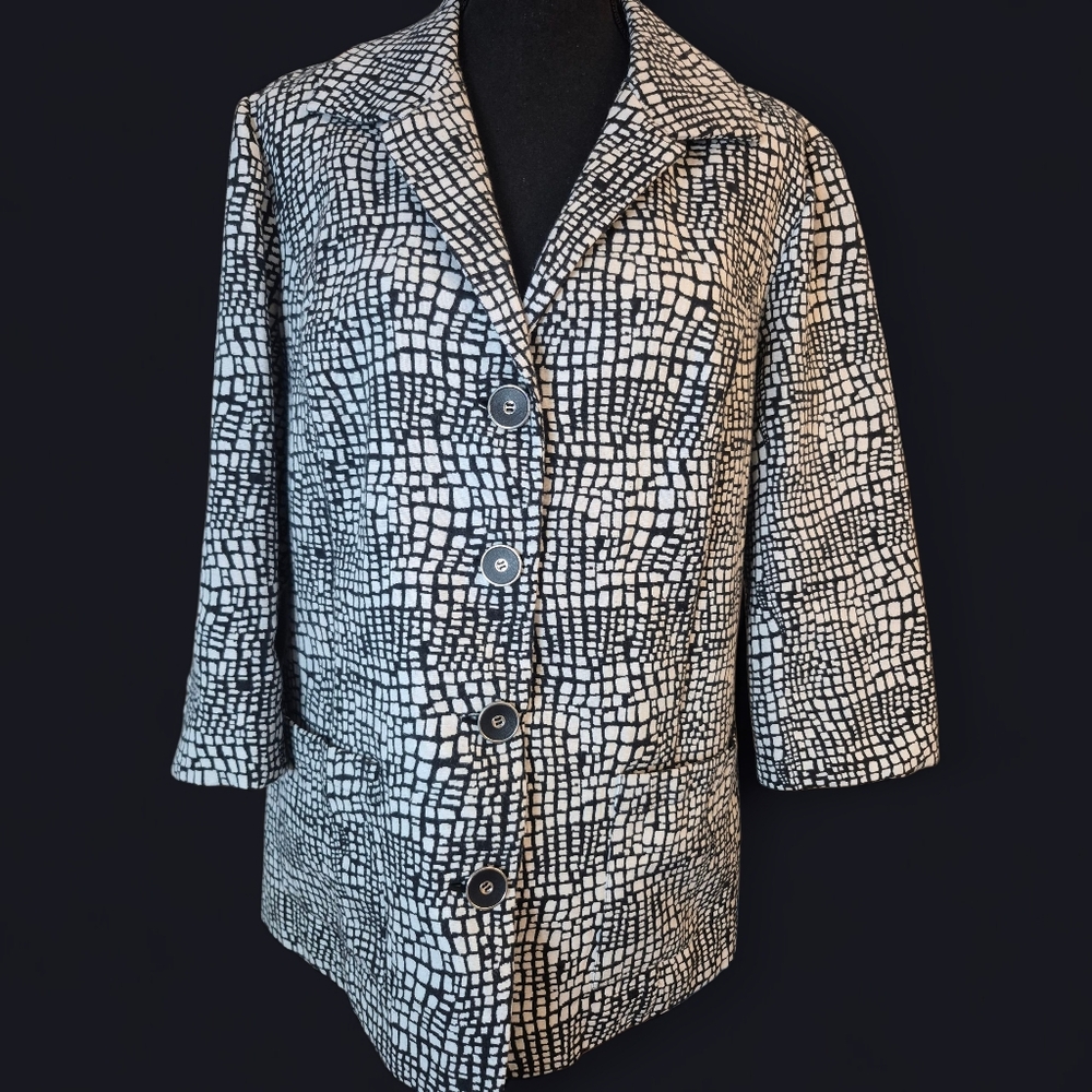 Monochrome Mosaic: Chic Black & White Textured Blazer Size 2 (US L/12)
